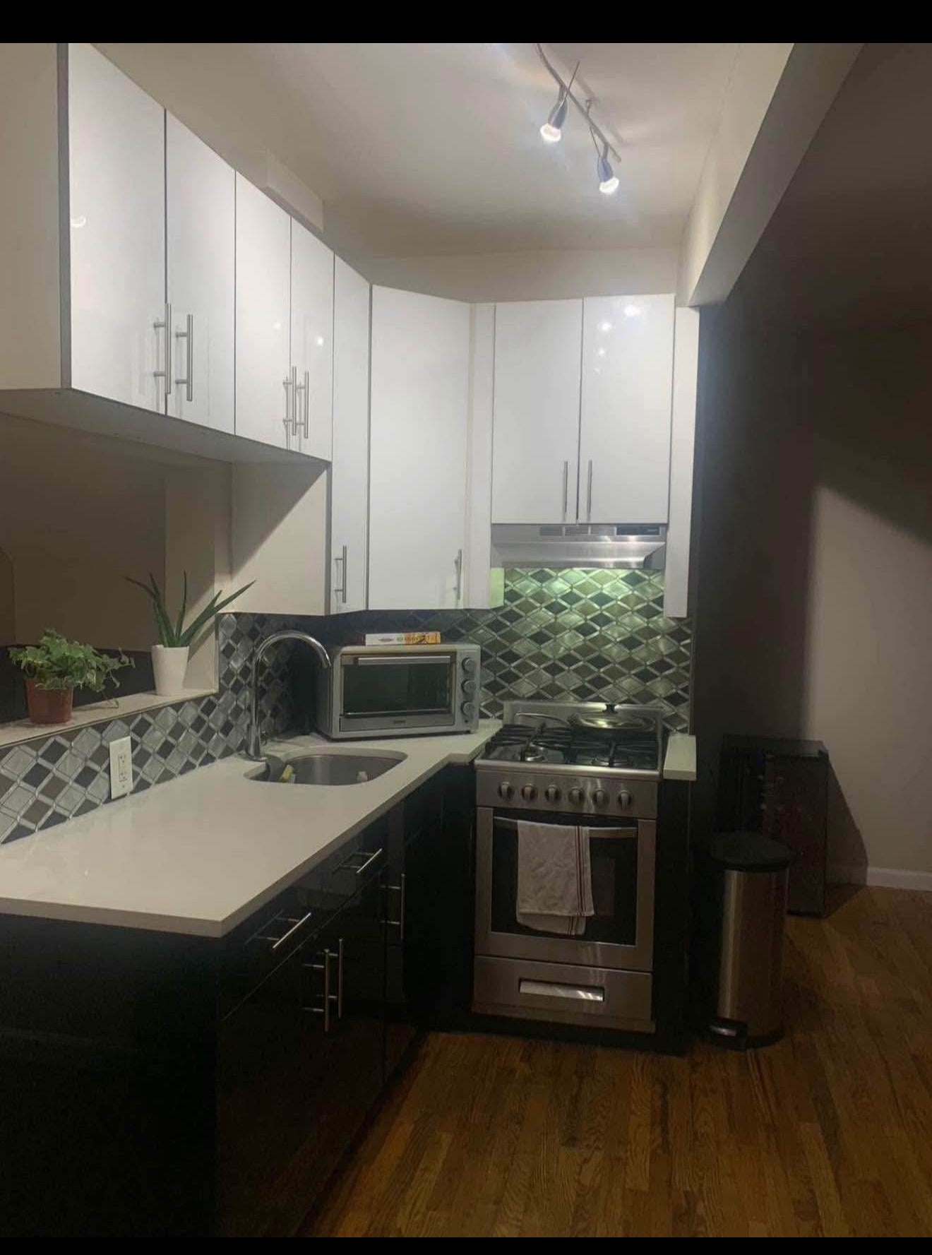 Habitación cómoda semi amoblada