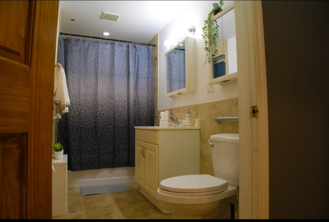 HABITACIÓN PRIVADA CON YARDA PRIVADA Y APT REMODELADO