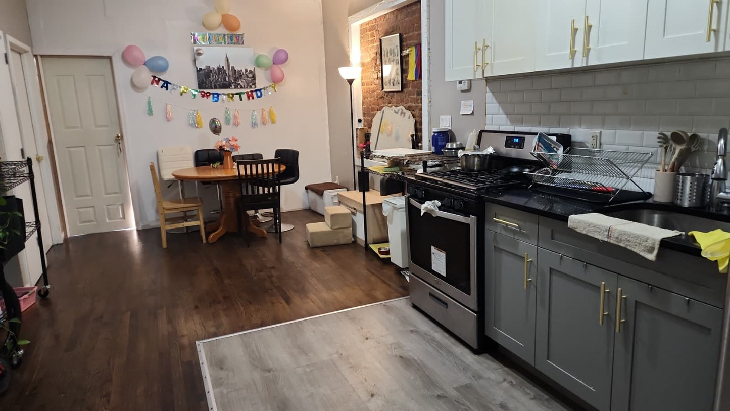 Large furnished room in the heart of Brooklyn. Access to several train lines.