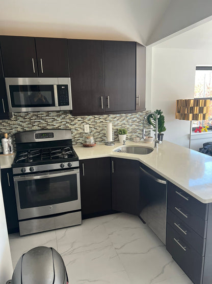 Furnished Private Room Near the Train (Queens)