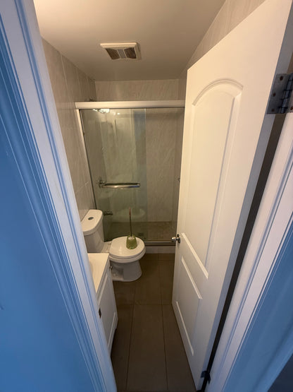 Habitación con balcón en apartamento renovado