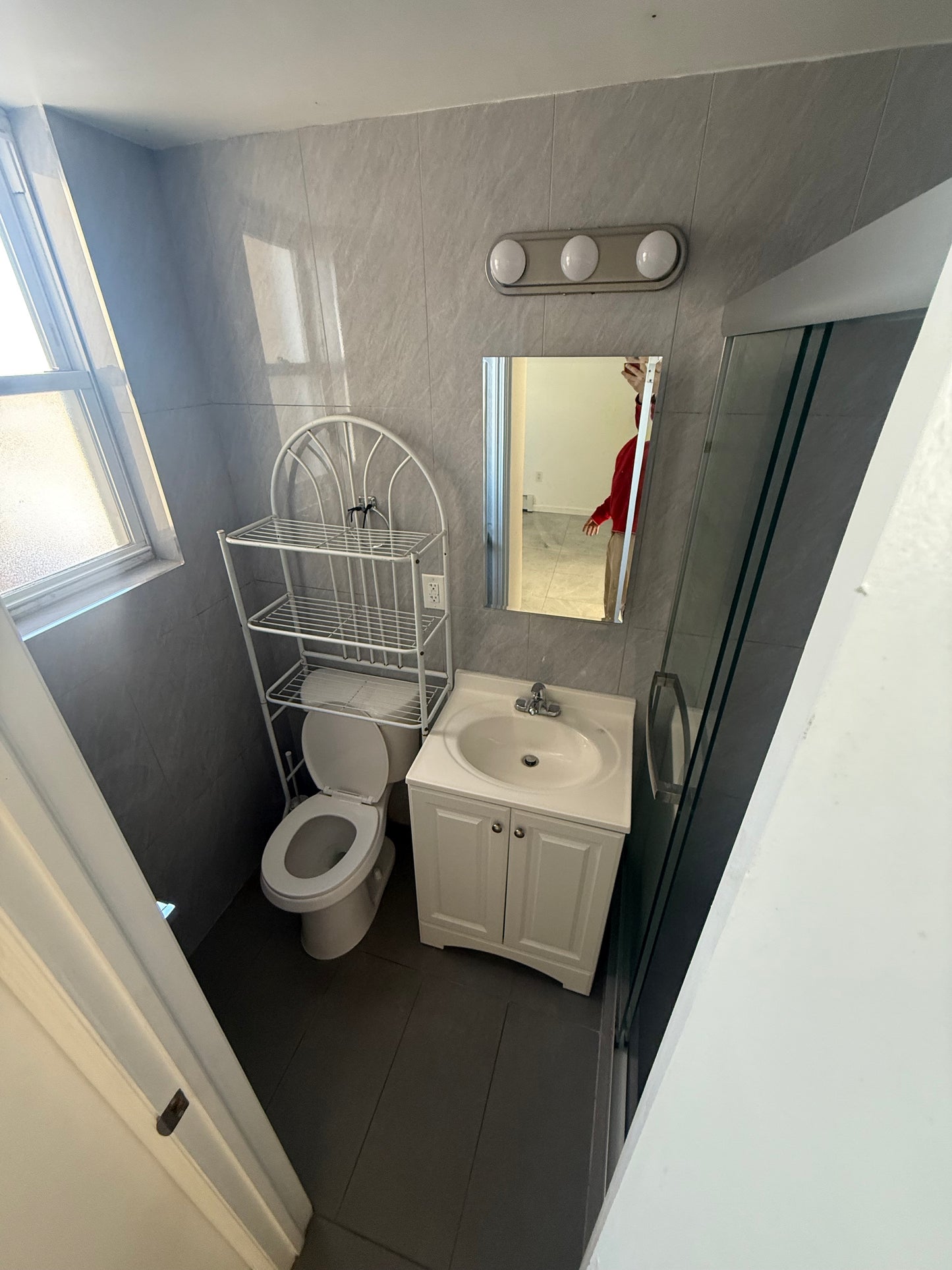 Habitación con balcón en apartamento renovado