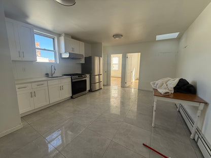 Habitación con balcón en apartamento renovado