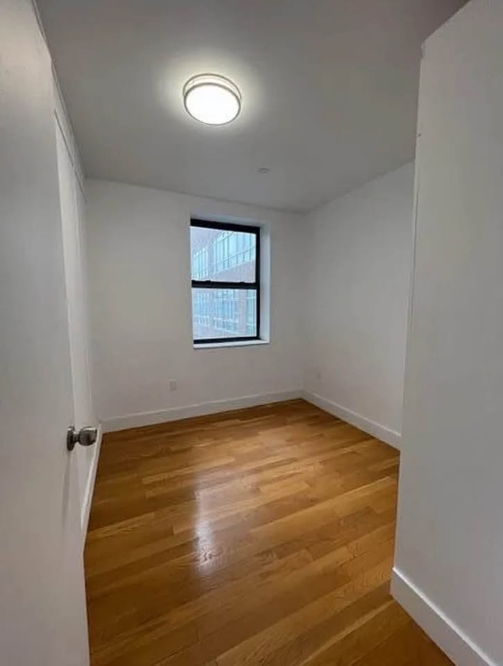Habitación privada sin amoblar en Elmhurst, Queens. Frente al Mall