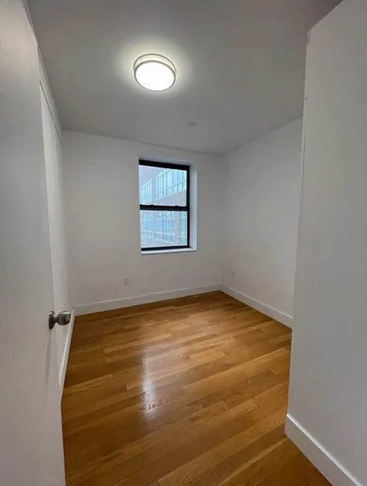 Habitación privada sin amoblar en Elmhurst, Queens. Frente al Mall