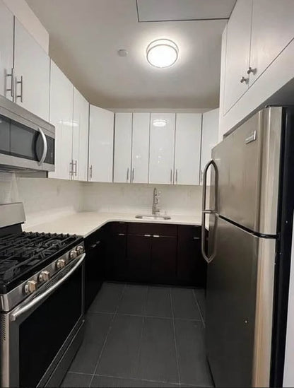 Habitación privada sin amoblar en Elmhurst, Queens. Frente al Mall