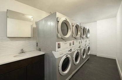 Habitación privada sin amoblar en Elmhurst, Queens. Frente al Mall