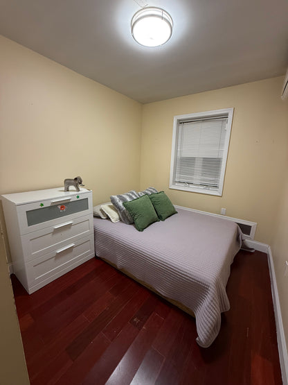 Habitación para una mujer disponible desde el 1 de marzo muy buen vecindario