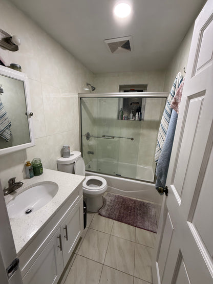 Habitación para una mujer disponible desde el 1 de marzo muy buen vecindario