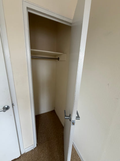 HABITACIÓN LUMINOSA EN CONJUNTO CON PISCINA