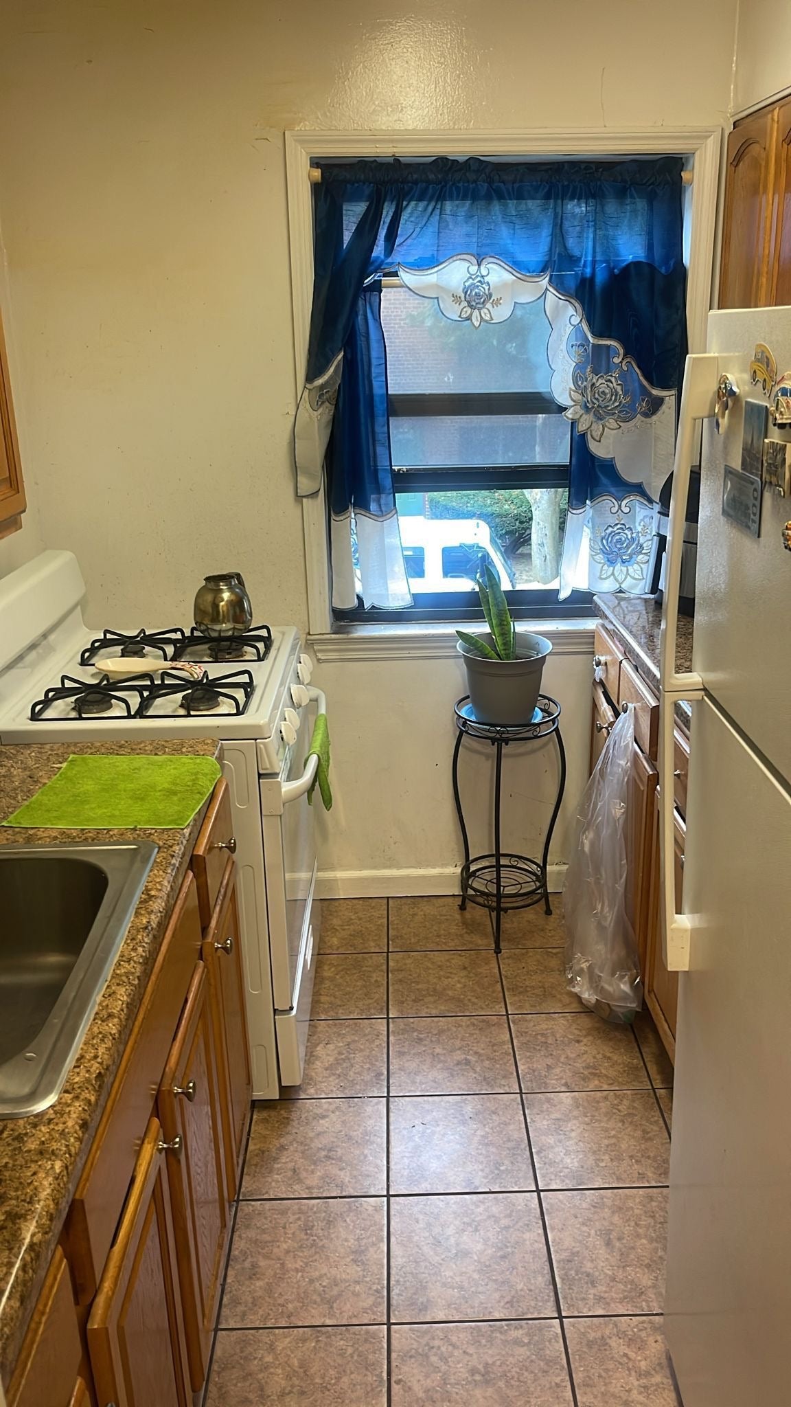 Se renta habitación. Espacio limpio, ambiente familiar. No hay niños.