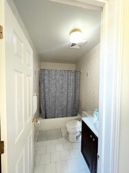Habitación sin amueblar en Elmhurst cerca de las líneas de tren R, M y 7