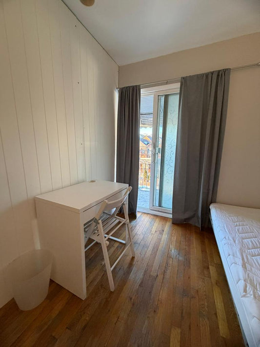 Habitación privada, amoblada con balcón privado en Woodside