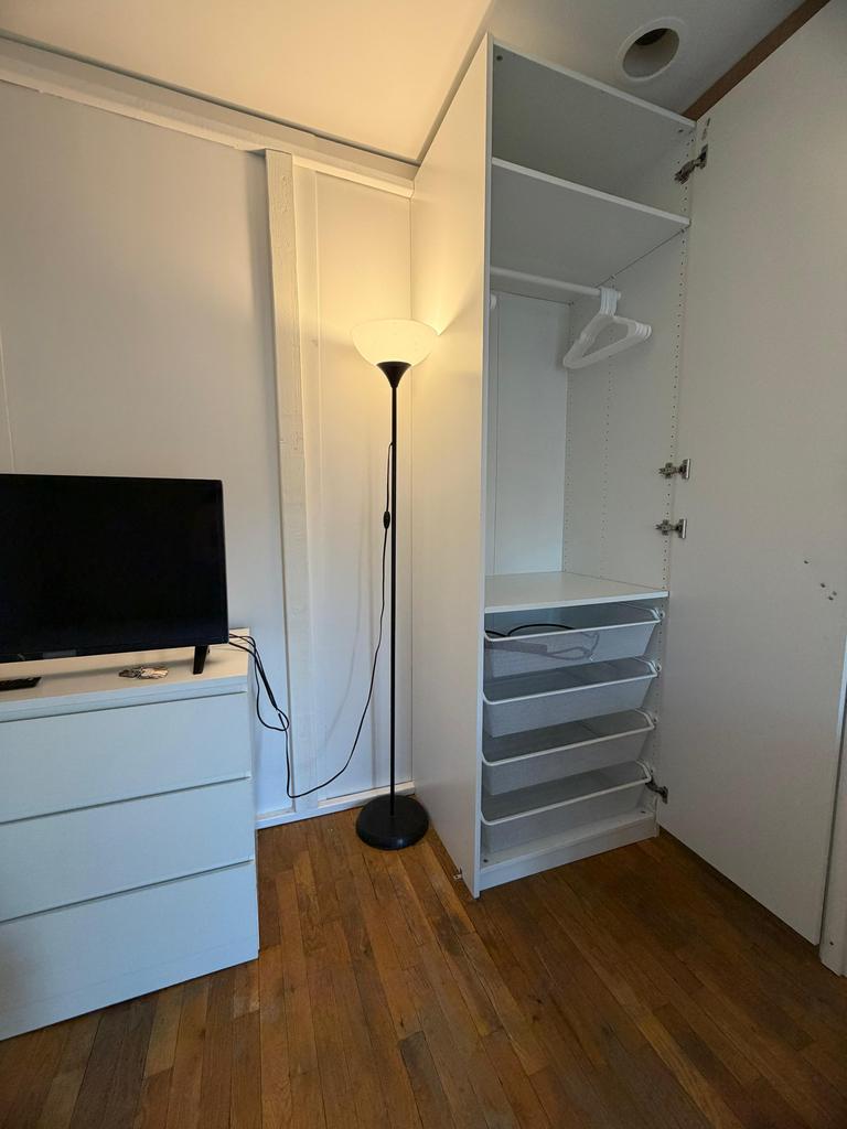 Habitación privada, amoblada con balcón privado en Woodside