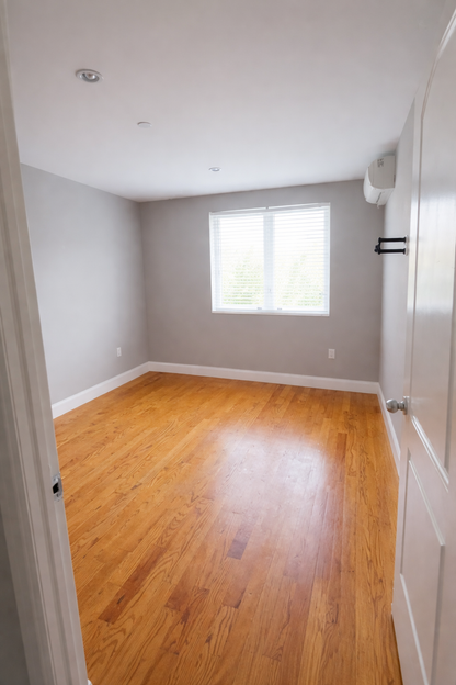 Habitación súper bonita con baño privado, disponible para mujer.