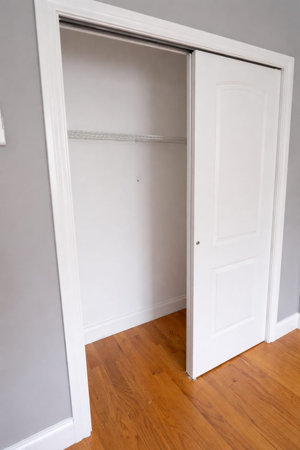 Habitación súper bonita con baño privado, disponible para mujer.