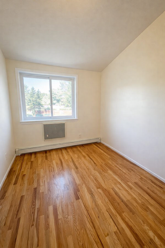 Habitación sin amueblar en Elmhurst cerca de las líneas de tren R, M y 7