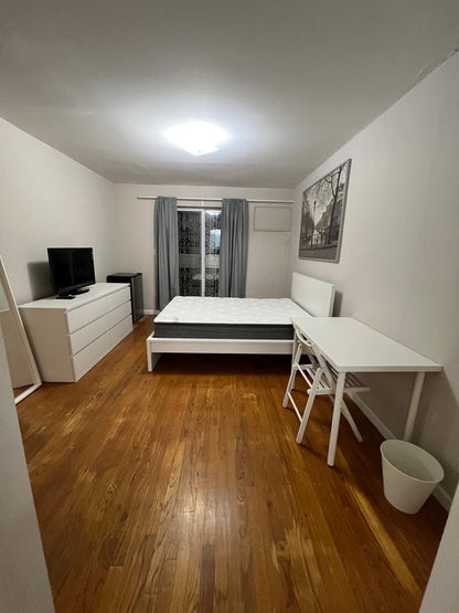 Linda habitación amoblada con baño privado en Woodside.