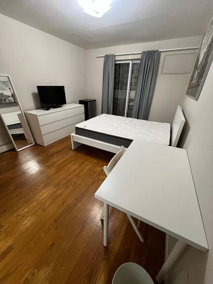 Linda habitación amoblada con baño privado en Woodside.