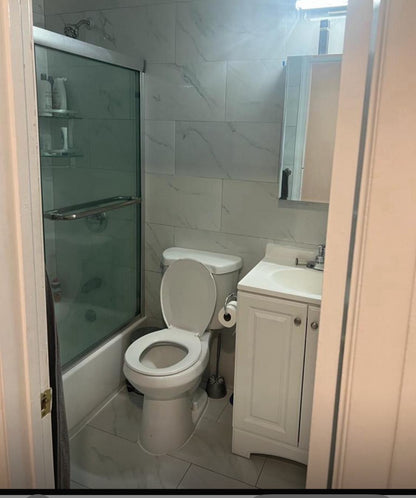 Habitación privada con balcón hacia la yarda, a dos bloques del tren 7 cerca a supermercados y a dos casas del laundry