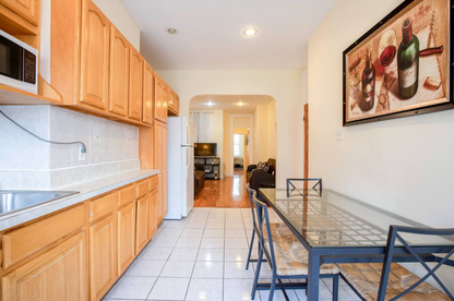 Spacious 2-Bedroom in Ridgewood – Prime Location Near the Train