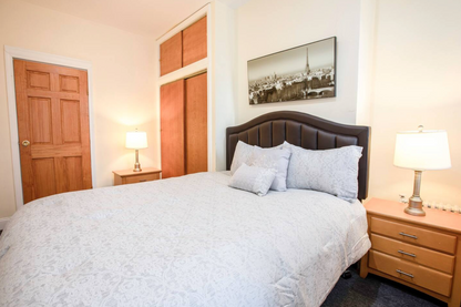 Spacious 2-Bedroom in Ridgewood – Prime Location Near the Train