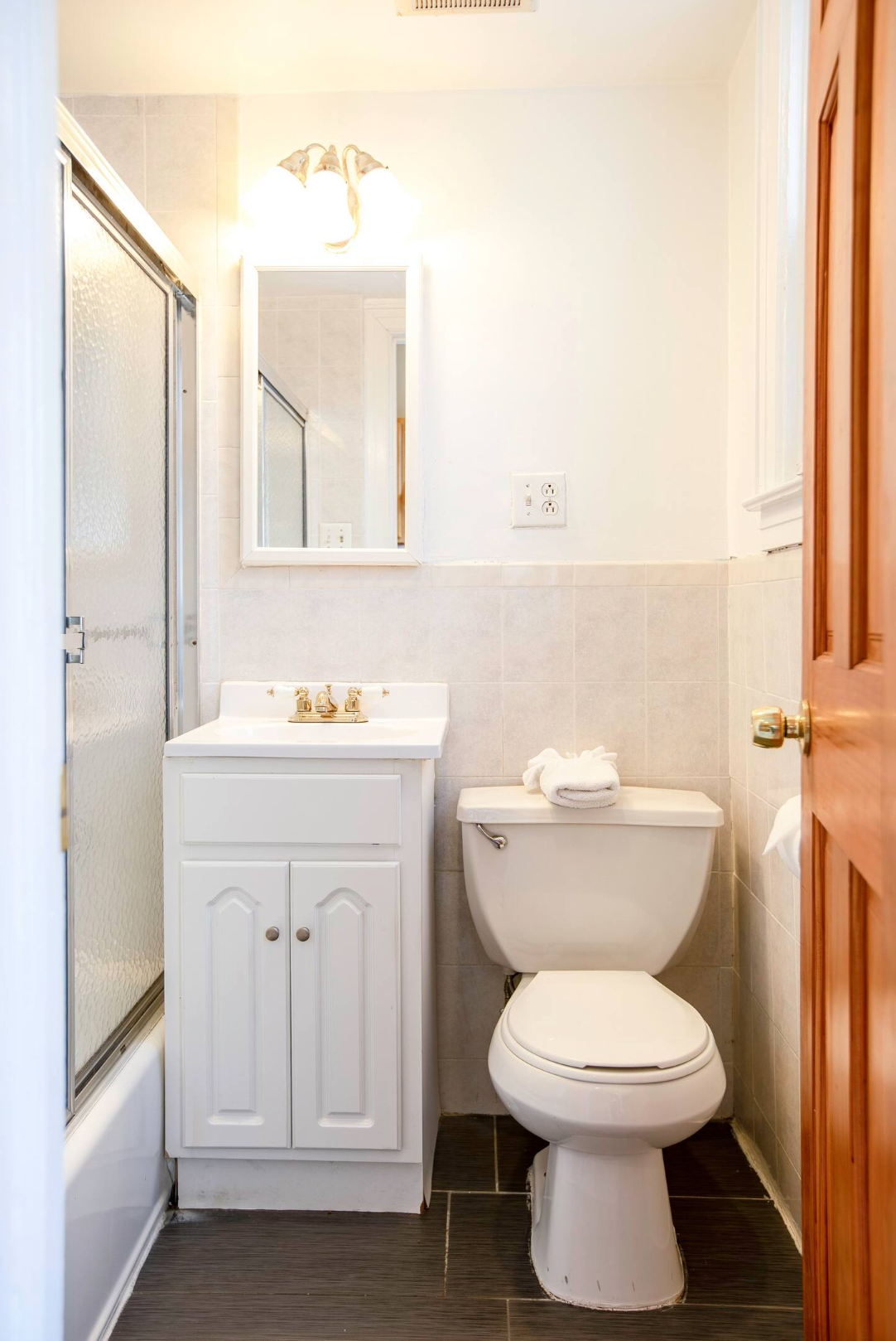 Spacious 2-Bedroom in Ridgewood – Prime Location Near the Train