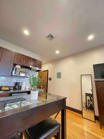 ¡Hermoso studio disponible en Ridgewood! 🏡