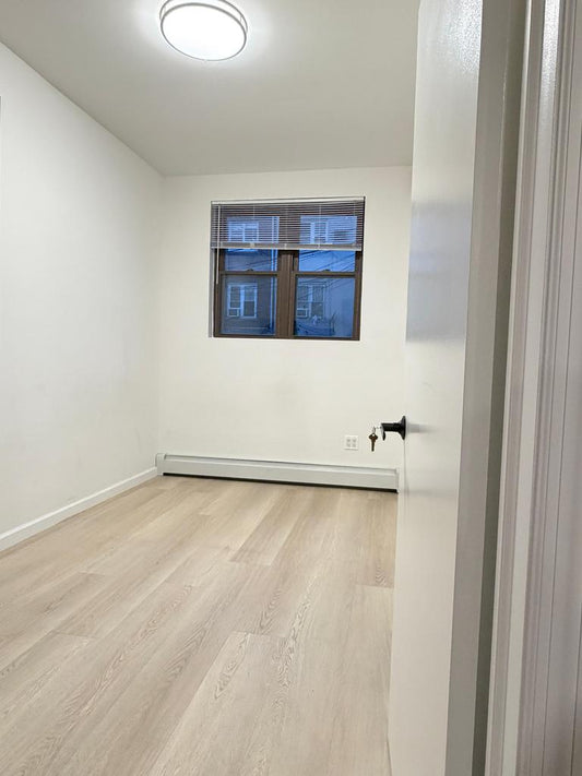 Habitación privada sin amoblar en Sunnyside, Queens muy cerca de Manhattan