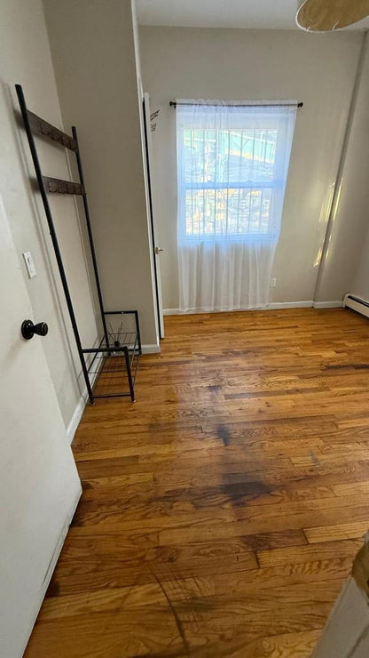 Habitación cómoda semi amoblada