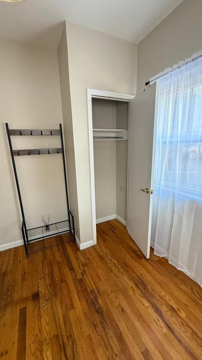 Habitación cómoda semi amoblada