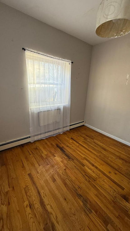 Habitación cómoda semi amoblada