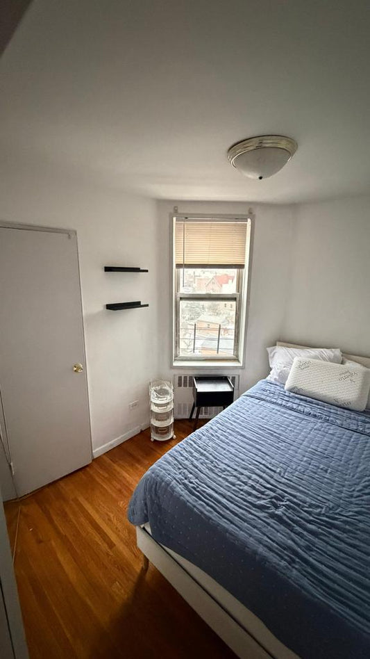 Room in Forest Hills, with a flexible deposit, 12 minutes from the train station.