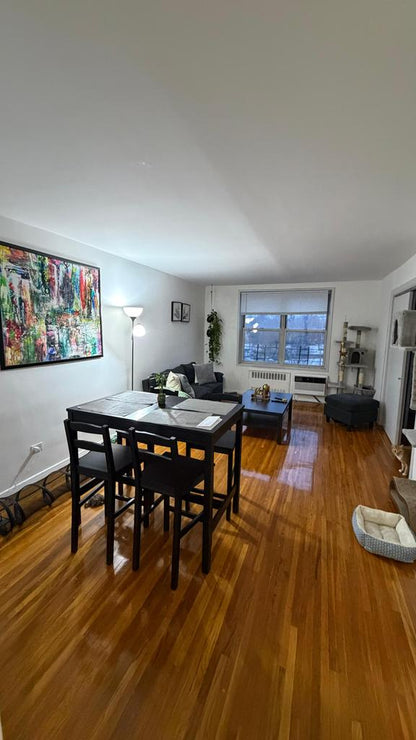 Room in Forest Hills, with a flexible deposit, 12 minutes from the train station.
