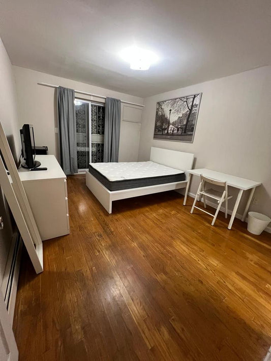 Linda habitación amoblada con baño privado en Woodside.