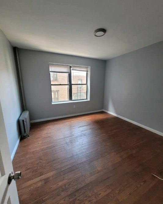 Room for rent in a good area and close to the train