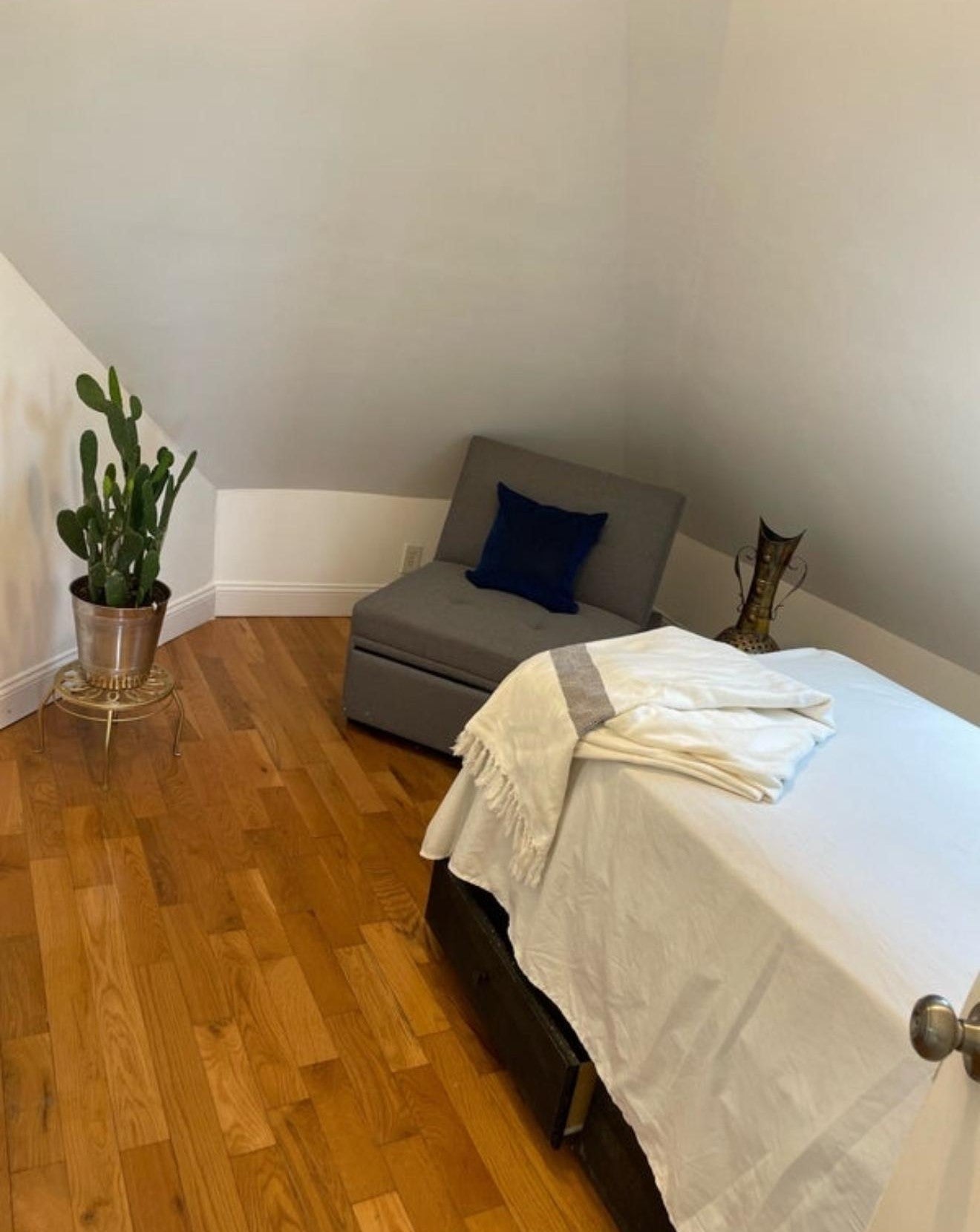 Room in the Bronx in a Private House – Close to Everything, with Access to Patio and Balcony