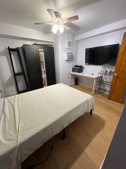 ROOM for rent with private bathroom in Woodside