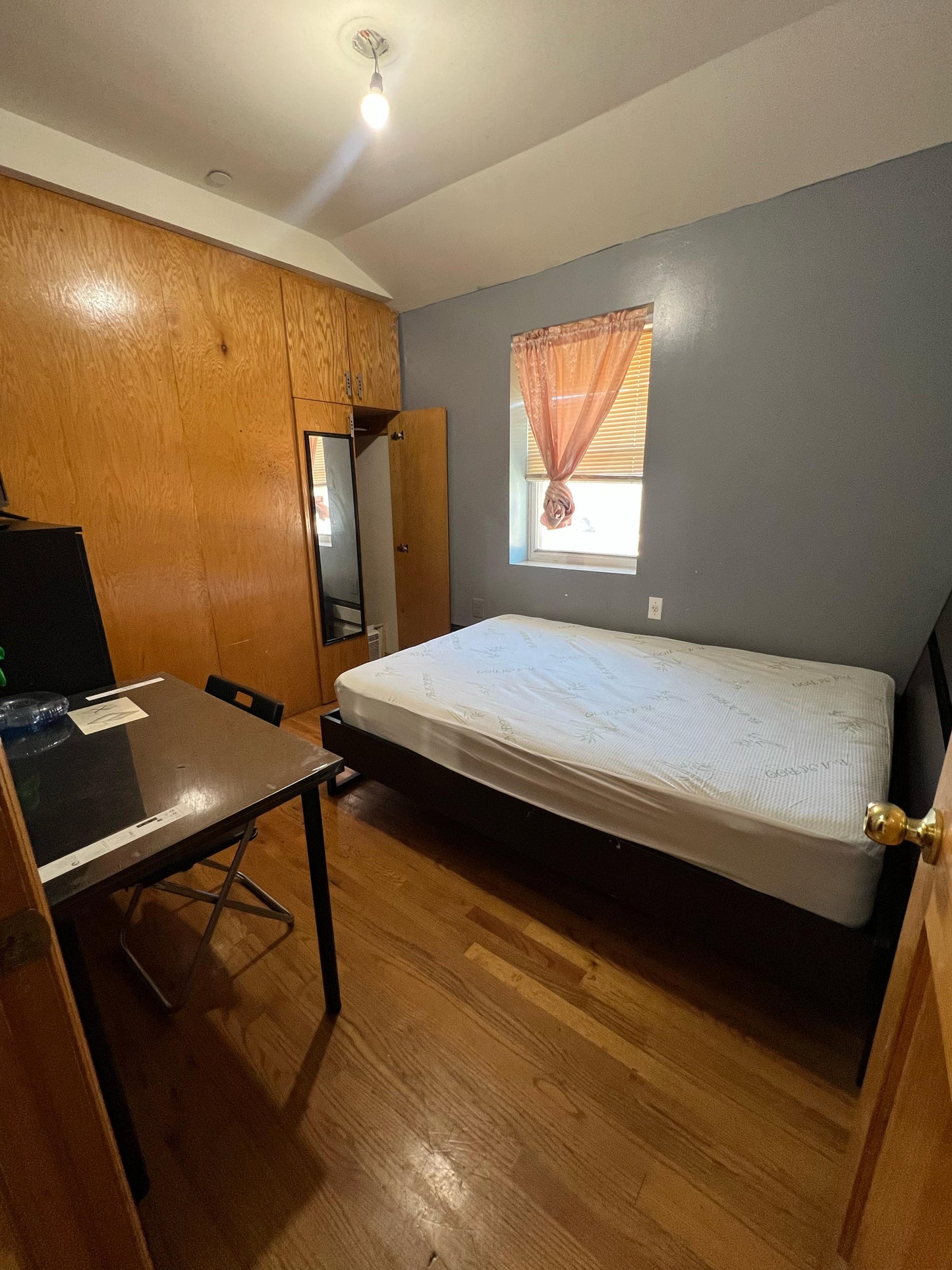 Room for rent in Elmhurst!