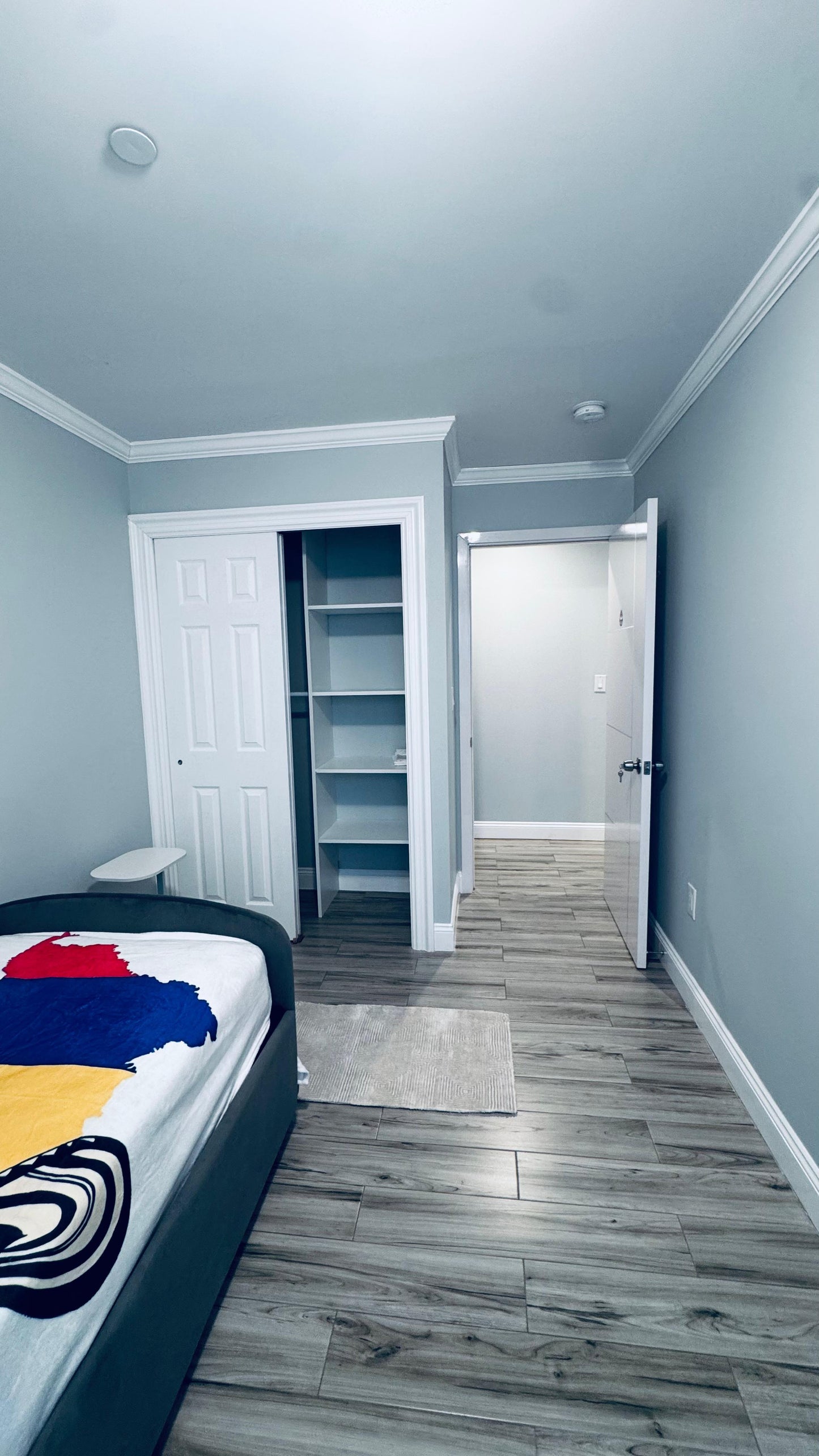 Furnished room for rent in St. Albans. Excellent location: 10 minutes from JFK and with very good transport links.