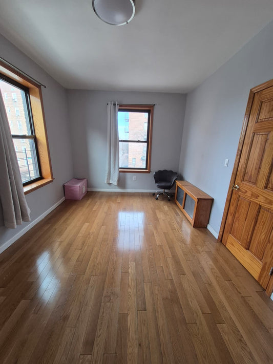Private room for rent in Jackson Heights!